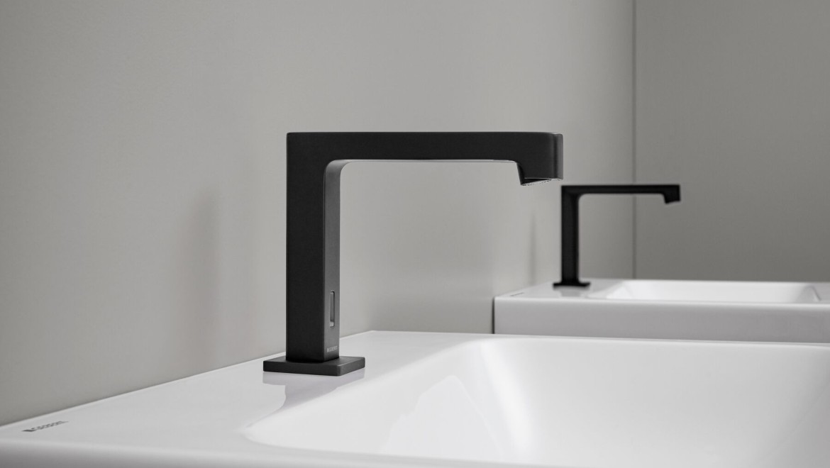 Grifo sobre encimera Brenta en negro mate (© Geberit)