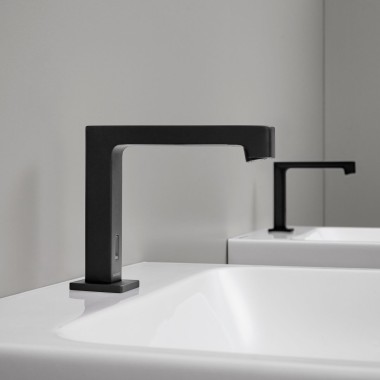 Grifo de encimera electrónico Geberit Brenta en negro mate en un aseo público Grifo de encimera electrónico Geberit Brenta en negro mate en un aseo público