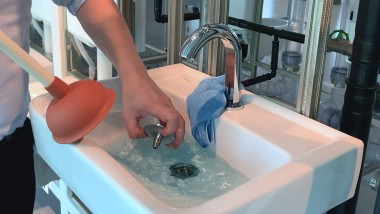 Se quita la tapa del desagüe del lavabo Se quita la tapa del desagüe del lavabo