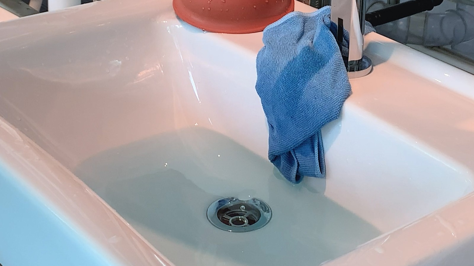 El agua sale del lavabo El agua sale del lavabo