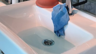 El agua sale del lavabo El agua sale del lavabo