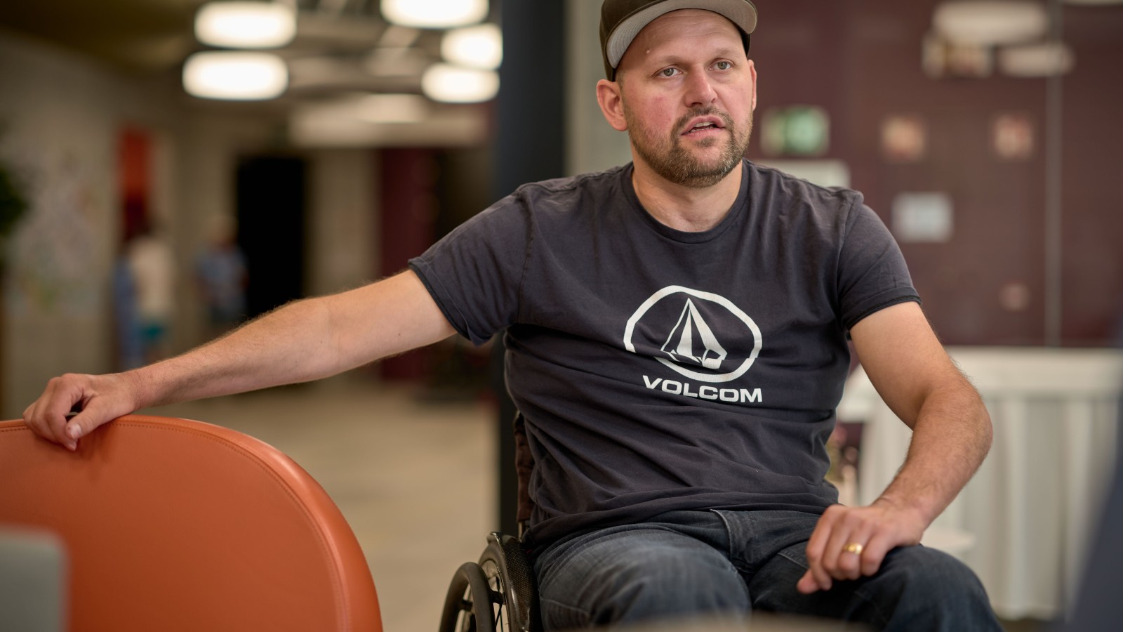 En conversación con Peter Roos en el Centro Suizo para Parapléjicos en Nottwil (© Ben Huggler)