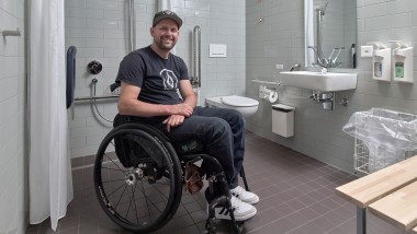 En conversación con Peter Roos en el Centro Suizo para Parapléjicos en Nottwil (© Ben Huggler)