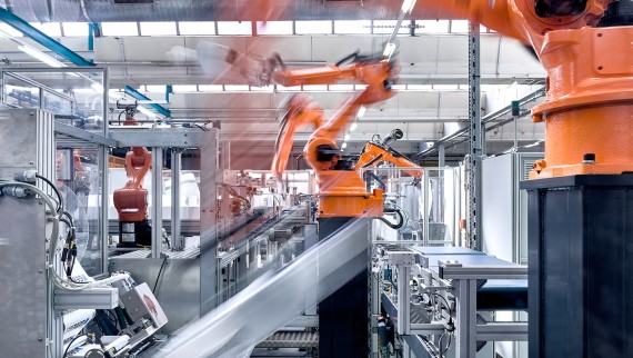 Brazos robotizados en la línea de montaje de la planta de producción de cisternas empotradas Geberit (© Geberit) Brazos robotizados en la línea de montaje de la planta de producción de cisternas empotradas Geberit (© Geberit)