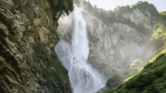 Imponente cascada en un paisaje verde (© Geberit)
