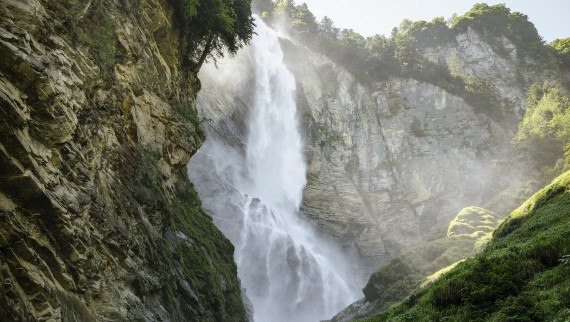 Imponente cascada en un paisaje verde (© Geberit) Imponente cascada en un paisaje verde (© Geberit)
