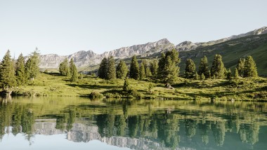 Reflejos en el lago de montaña suizo Engstlensee, a 1.835 metros sobre el nivel del mar. Fotógrafo: Bruno Augsburger (© Geberit)