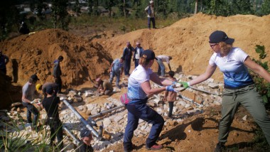 Empleados de Geberit instalando tuberías de suministro de agua para una comunidad rural de Nepal (© Marcin Mossakowski)