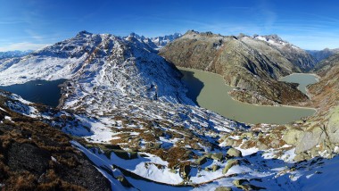 Vista de un paisaje invernal en la región de Grimsel desde la cumbre (© Kraftwerke Oberhasli AG)