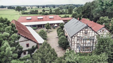 Para "A Thing of Possibility", los constructores encontraron un hogar en el norte de Alemania. El extenso terreno incluye varios edificios, entre ellos una casa con entramado de madera (© Geberit)