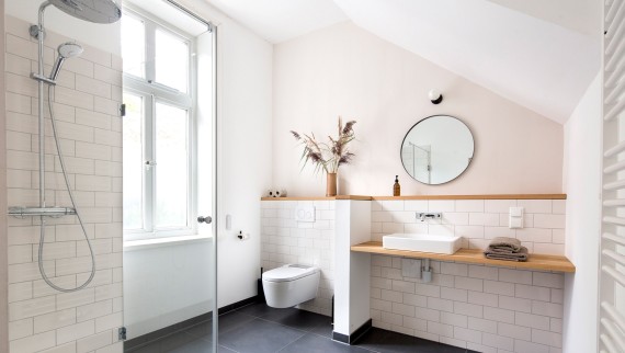 En los baños se instalaron el lavabo Geberit ONE y la grifería mural ONE. El inodoro bidé Geberit AquaClean Sela ofrece ese toque extra de confort (© Geberit) En los baños se instalaron el lavabo Geberit ONE y la grifería mural ONE. El inodoro bidé Geberit AquaClean Sela ofrece ese toque extra de confort (© Geberit)