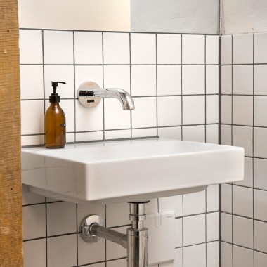 Especialmente higiénicos son los grifos controlados electrónicamente Geberit Piave en los lavabos. No se requiere contacto manual para activar el grifo (© Geberit)