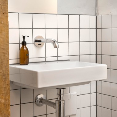 Especialmente higiénicos son los grifos controlados electrónicamente Geberit Piave en los lavabos. No se requiere contacto manual para activar el grifo (© Geberit) Especialmente higiénicos son los grifos controlados electrónicamente Geberit Piave en los lavabos. No se requiere contacto manual para activar el grifo (© Geberit)