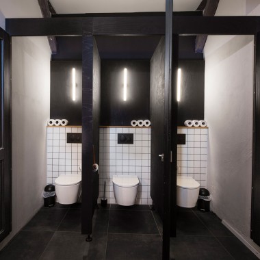 Los baños con productos Geberit aportan un toque moderno a una casa tradicional con entramado de madera (© Geberit) Los baños con productos Geberit aportan un toque moderno a una casa tradicional con entramado de madera (© Geberit)