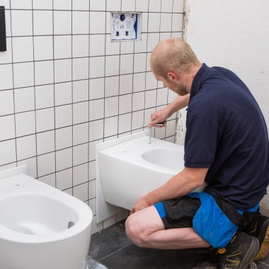 Los baños se equiparon con inodoros Geberit ONE, que destacan no sólo por su diseño sino también por su rápida instalación (© Geberit) Los baños se equiparon con inodoros Geberit ONE, que destacan no sólo por su diseño sino también por su rápida instalación (© Geberit)