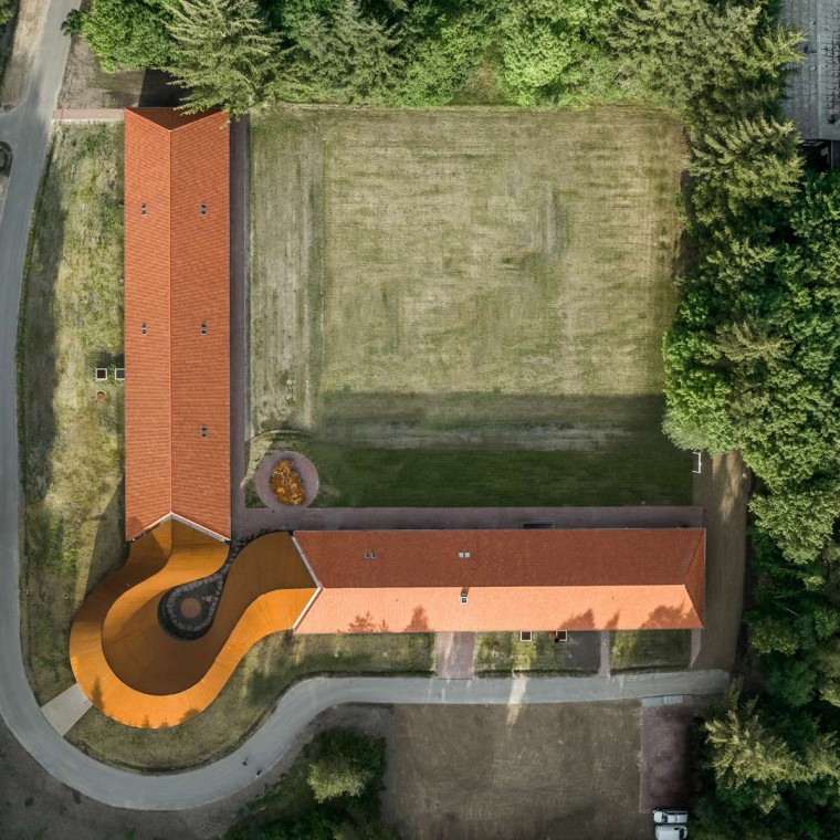 La vista desde arriba muestra el nuevo edificio redondo que conecta los dos edificios históricos con las cubiertas de tejas (© R_Hjortshoj) La vista desde arriba muestra el nuevo edificio redondo que conecta los dos edificios históricos con las cubiertas de tejas (© R_Hjortshoj)