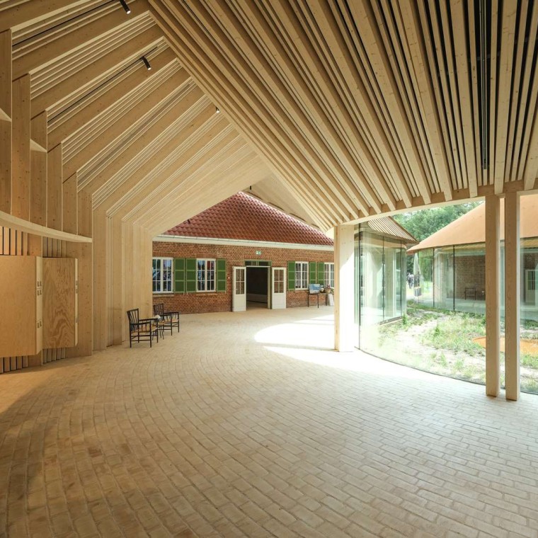 80.000 ladrillos amarillos adornan el suelo del museo, como aquí dentro del ala abovedada que los conecta (© R_Hjortshoj) 80.000 ladrillos amarillos adornan el suelo del museo, como aquí dentro del ala abovedada que los conecta (© R_Hjortshoj)