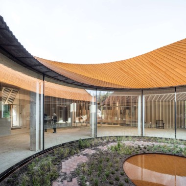Grandes ventanales permiten una vista del patio interior y dejan que la luz inunde el vestíbulo de entrada del museo (© R_Hjortshoj) Grandes ventanales permiten una vista del patio interior y dejan que la luz inunde el vestíbulo de entrada del museo (© R_Hjortshoj)