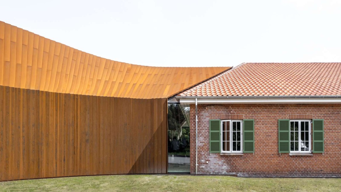 Presente y pasado forman una unidad: a la izquierda la ampliación moderna, a la derecha el antiguo hospital del campo de refugiados de Oksbøl (© R_Hjortshoj) Presente y pasado forman una unidad: a la izquierda la ampliación moderna, a la derecha el antiguo hospital del campo de refugiados de Oksbøl (© R_Hjortshoj)