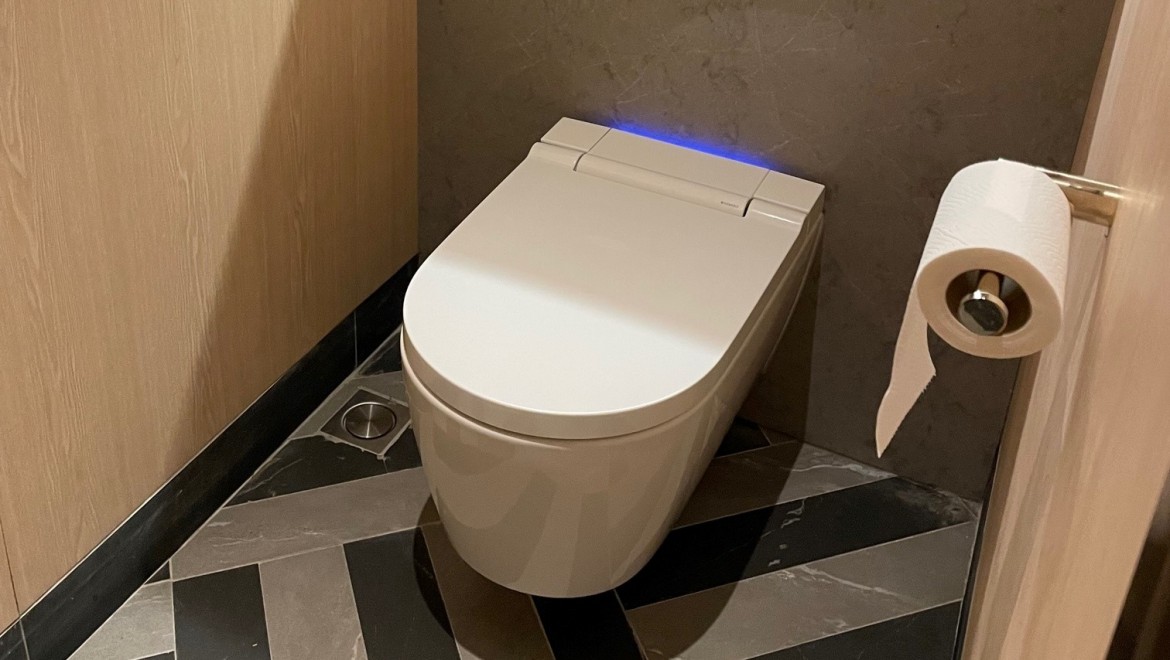 Los aseos están equipados con inodoros bidé Geberit AquaClean Sela y urinarios Geberit, entre otros elementos. (© Owen Raggett) Los aseos están equipados con inodoros bidé Geberit AquaClean Sela y urinarios Geberit, entre otros elementos. (© Owen Raggett)