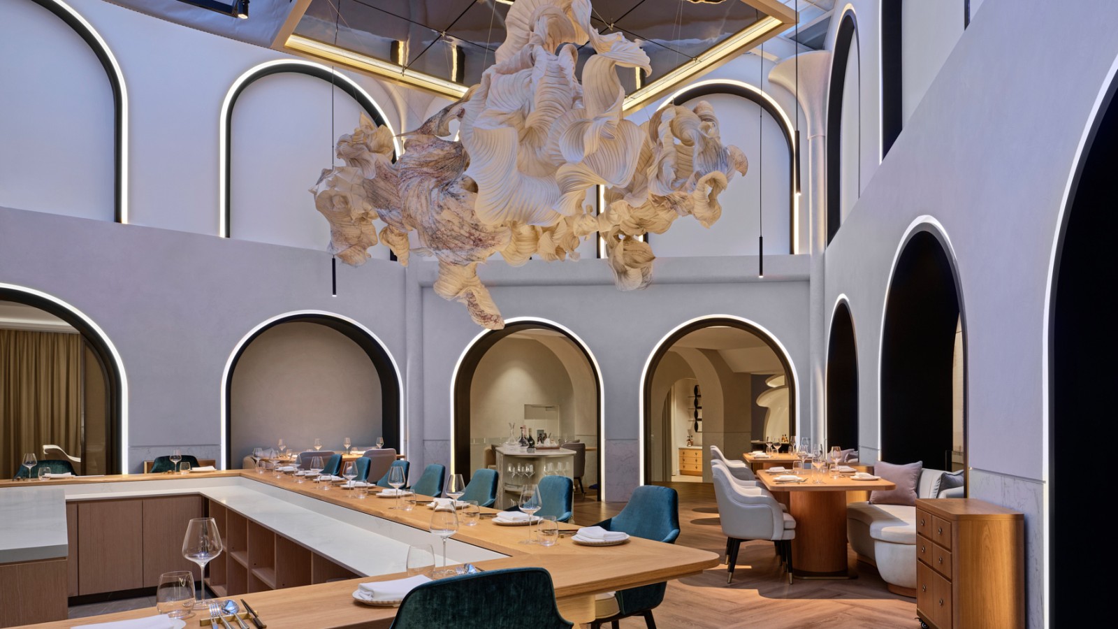 Una nube de papel se cierne sobre el comedor principal del nuevo restaurante estrella de Singapur, Born (© Owen Raggett) Una nube de papel se cierne sobre el comedor principal del nuevo restaurante estrella de Singapur, Born (© Owen Raggett)