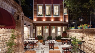 El patio del Hotel Turkish House en Estambul combina elementos estructurales y decorativos de diferentes épocas (© Hotel Turkish House)