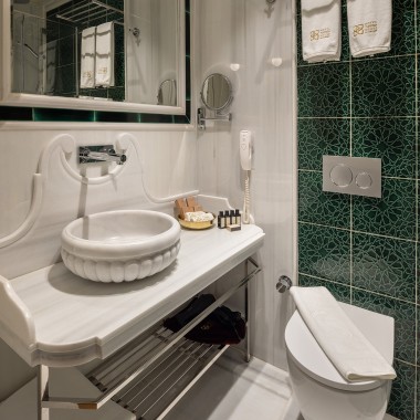 Geberit ofrece todo el confort moderno en los baños de los huéspedes. Dado que para la arquitecta es importante el ahorro de agua, se instalaron sistemas de doble descarga en todas partes (© Hotel Turkish House)