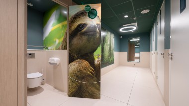Y en la zona del WC también está disponible el elegante inodoro Geberit ONE (© Meike Goebel)