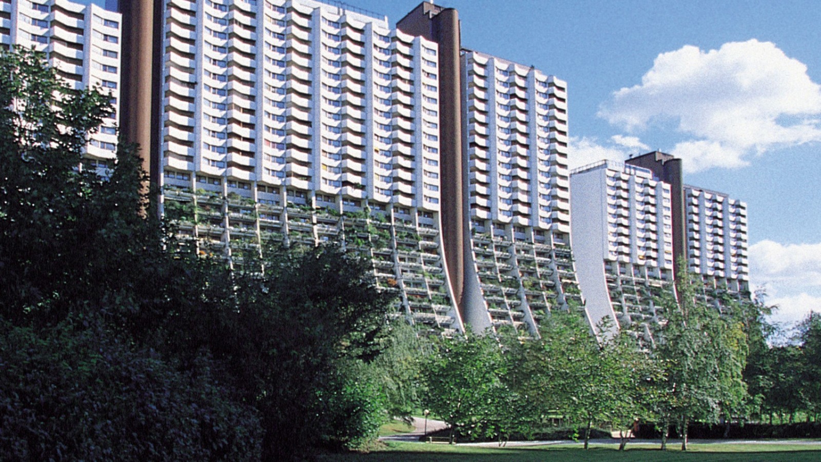 Para instalar las tuberías de PE, algunos de los trabajadores tuvieron que descender en rápel por el balcón como si fueran escaladores de montaña. (© Gesiba) Para instalar las tuberías de PE, algunos de los trabajadores tuvieron que descender en rápel por el balcón como si fueran escaladores de montaña. (© Gesiba)