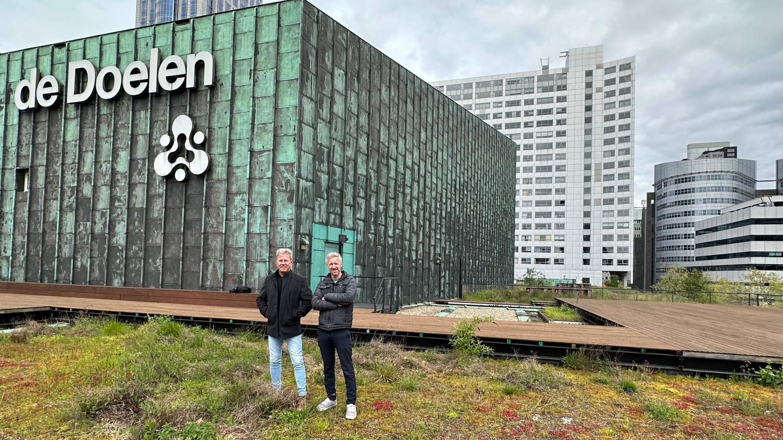 Los dos arquitectos Dave Hoffers (derecha) y Carlo Bes en el De Doelen Los dos arquitectos Dave Hoffers (derecha) y Carlo Bes en el De Doelen