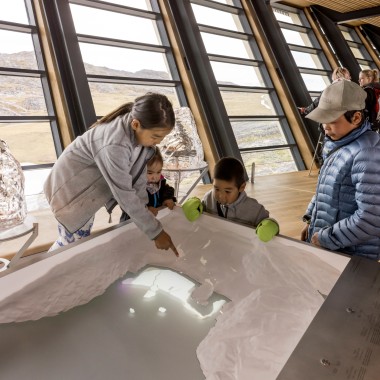 Niños en la exposición del Icefjord Centre Ilulissat (© Adam Mørk) Niños en la exposición del Icefjord Centre Ilulissat (© Adam Mørk)