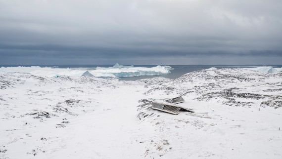 El Ice Fjord Centre es el único edificio en medio del paisaje helado (© Adam Mørk) El Ice Fjord Centre es el único edificio en medio del paisaje helado (© Adam Mørk)
