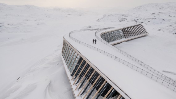 El tejado del Ice Fjord Centre es también una terraza (© Adam Mørk) El tejado del Ice Fjord Centre es también una terraza (© Adam Mørk)