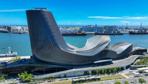 La terminal portuaria se sitúa junto al agua como el casco de un barco. La terminal portuaria se sitúa junto al agua como el casco de un barco.