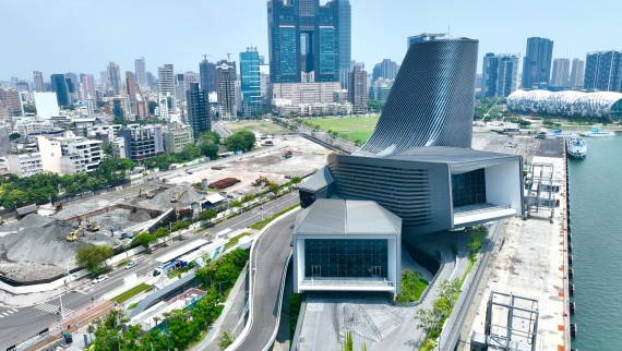Puente en lugar de barrera: gracias al paseo marítimo, el edificio conecta la terminal portuaria con la ciudad Puente en lugar de barrera: gracias al paseo marítimo, el edificio conecta la terminal portuaria con la ciudad