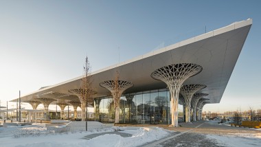 Caja dentro de caja: el cubo de cristal de la estación de Lublin está integrado en la estructura con techo y columnas caladas (© Rafał Chojnacki)