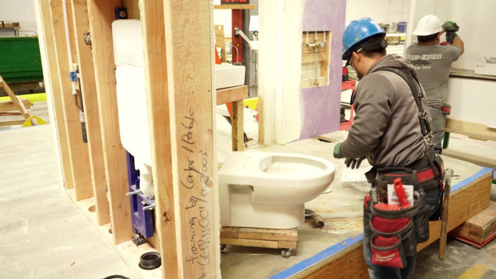 En el baño, se utilizan bastidores Geberit Duofix con cisternas empotradas que ahorran espacio. (© Geberit) En el baño, se utilizan bastidores Geberit Duofix con cisternas empotradas que ahorran espacio. (© Geberit)