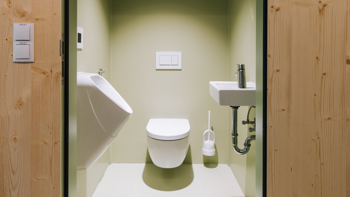 Los baños están equipados con sanitarios Geberit Renova Plan (© Christian Repnik) Los baños están equipados con sanitarios Geberit Renova Plan (© Christian Repnik)