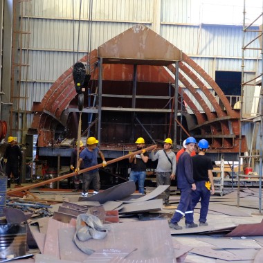 El astillero ADA Yachting en Bodrum es un hervidero de actividad. La construcción del yate requiere numerosos trabajadores cualificados y dura unos buenos dos años (© Serkan Ali Çiftçi) El astillero ADA Yachting en Bodrum es un hervidero de actividad. La construcción del yate requiere numerosos trabajadores cualificados y dura unos buenos dos años (© Serkan Ali Çiftçi)