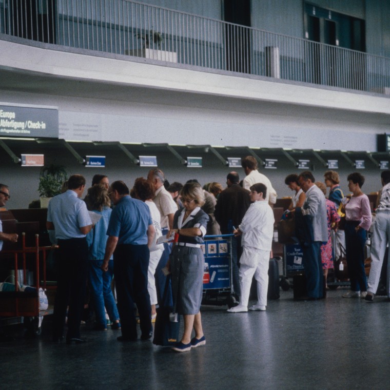 Pasajeros esperando en la zona de tránsito de la Terminal A en 1986 (© ETH-Bibliothek Zürich)