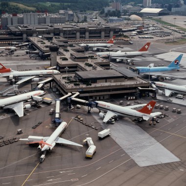 Vista aérea de la Terminal B de Zúrich en los años 80 (© Swissair) Vista aérea de la Terminal B de Zúrich en los años 80 (© Swissair)