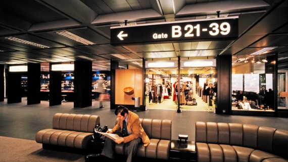 Fotografía del interior de la terminal B del aeropuerto de Zúrich-Kloten, de los años 80 (© ETH-Bibliothek Zürich) Fotografía del interior de la terminal B del aeropuerto de Zúrich-Kloten, de los años 80 (© ETH-Bibliothek Zürich)