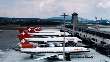 Aviones de la antigua Swissair estacionados en el muelle de la Terminal A de Zúrich en los años 80 (© ETH-Bibliothek Zürich)