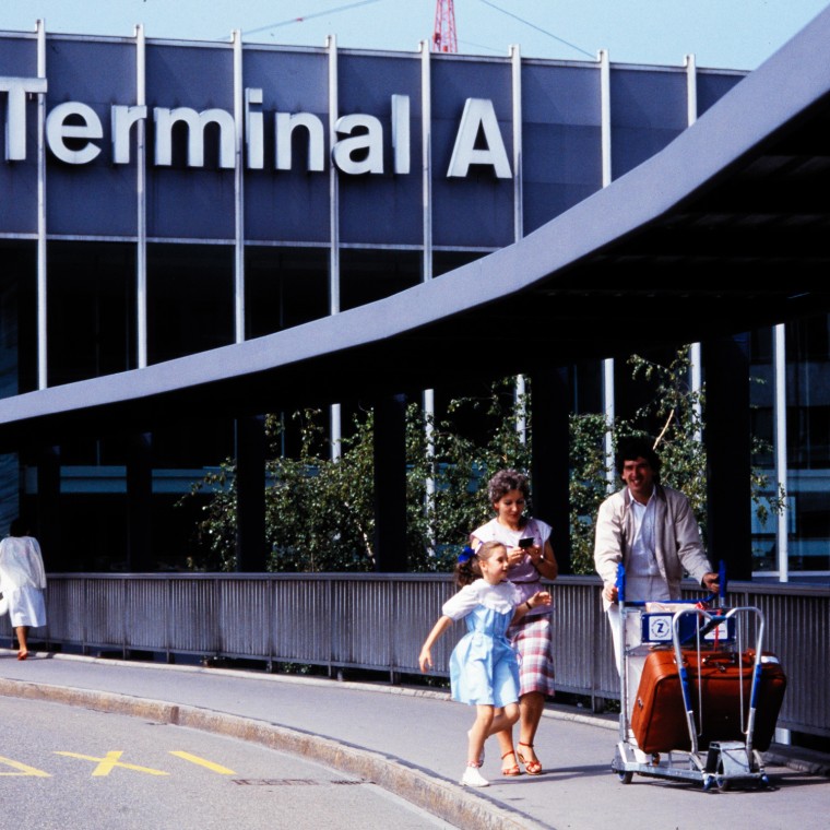 Peatones frente a la Terminal A en 1985 (© Swissair) Peatones frente a la Terminal A en 1985 (© Swissair)