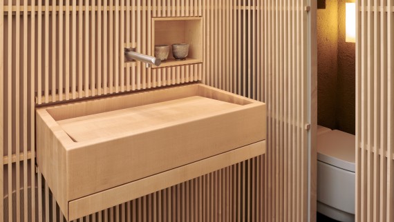 El baño como lugar de refugio: sin estímulos visuales innecesarios y con un inodoro bidé Geberit (© David Willen Studio) El baño como lugar de refugio: sin estímulos visuales innecesarios y con un inodoro bidé Geberit (© David Willen Studio)