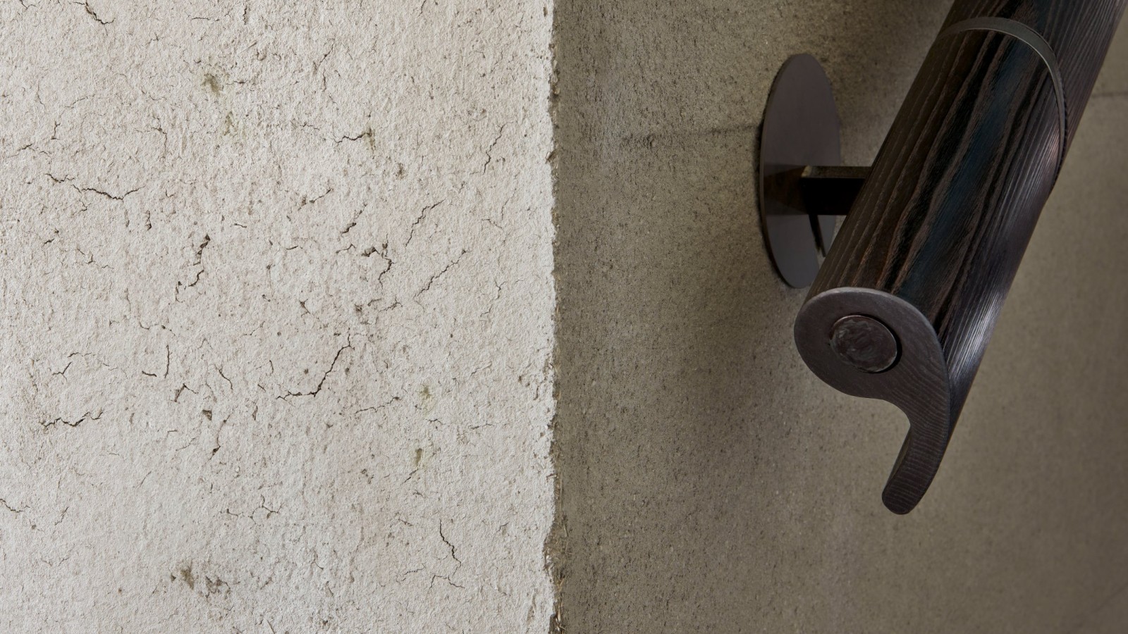 Superficies como la madera quemada o las paredes de barro realzan la experiencia táctil (© David Willen Studio)
