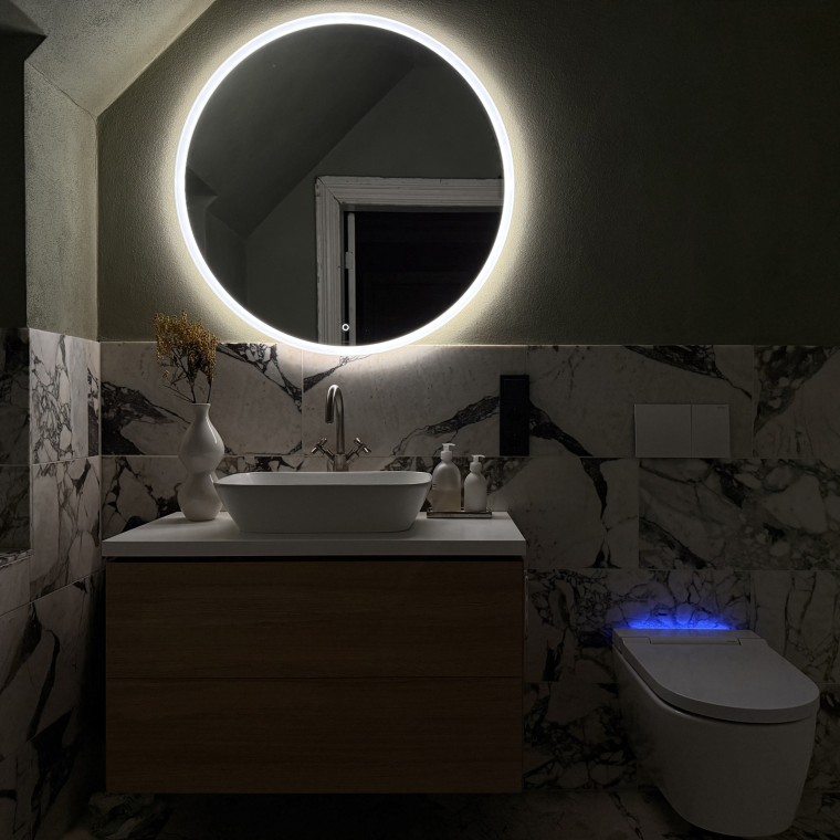 Comodidad incluso por la noche: el espejo iluminado Geberit Option y el inodoro bidé Geberit AquaClean Sela crean una sensación similar a la de un hotel (© Büşra Qadir)