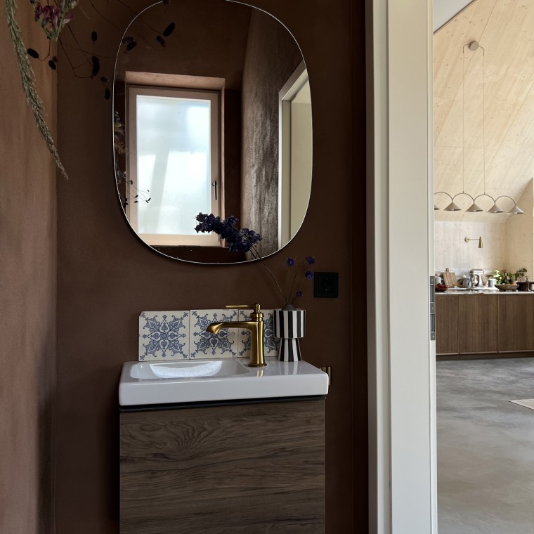 La madera es un elemento de diseño presente en toda la casa. El mueble para lavabo Geberit iCon en nogal americano une con estilo todas las estancias (© Büşra Qadir). La madera es un elemento de diseño presente en toda la casa. El mueble para lavabo Geberit iCon en nogal americano une con estilo todas las estancias (© Büşra Qadir).