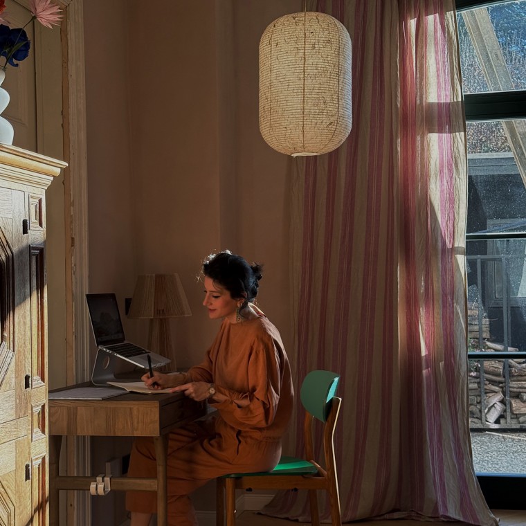 Büşra Qadir denomina su estilo interior «fusion living», ya que combina culturas, estilos y colores (© Büşra Qadir). Büşra Qadir denomina su estilo interior «fusion living», ya que combina culturas, estilos y colores (© Büşra Qadir).