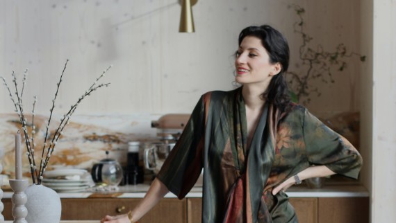 La experta en interiorismo y diseñadora Büşra Qadir (© Büşra Qadir)